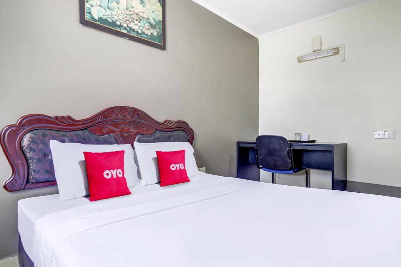 Oyo 90376 Centre Point Hotel Limbang Exterior photo