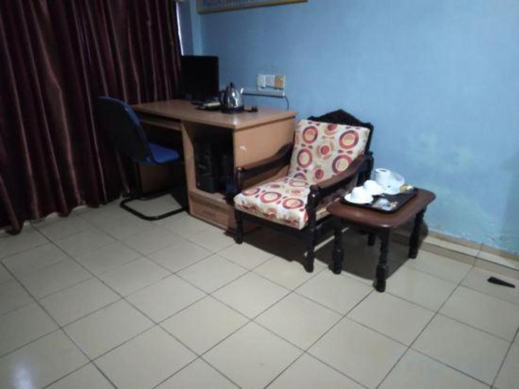 Oyo 90376 Centre Point Hotel Limbang Exterior photo