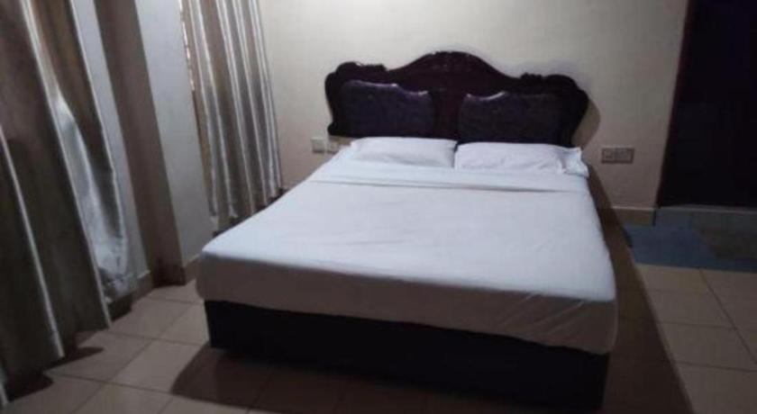 Oyo 90376 Centre Point Hotel Limbang Exterior photo