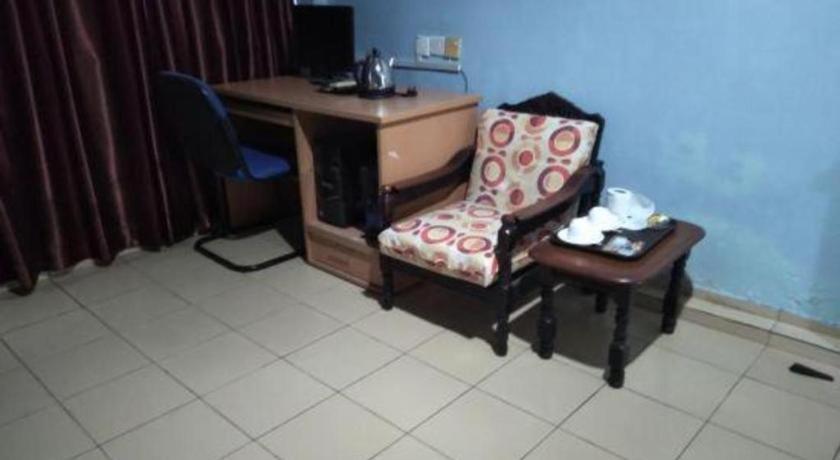 Oyo 90376 Centre Point Hotel Limbang Exterior photo