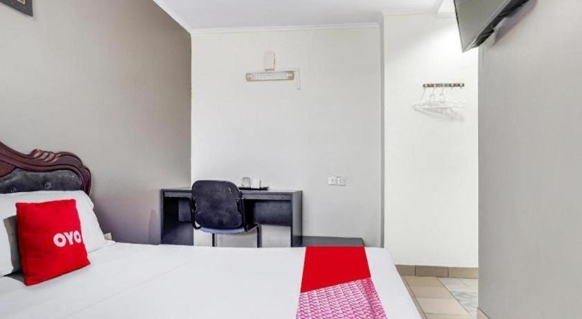 Oyo 90376 Centre Point Hotel Limbang Exterior photo
